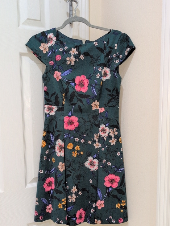 Vince Camuto Dresses & Skirts - Vince Camuto Dark Green Lined Floral Dress